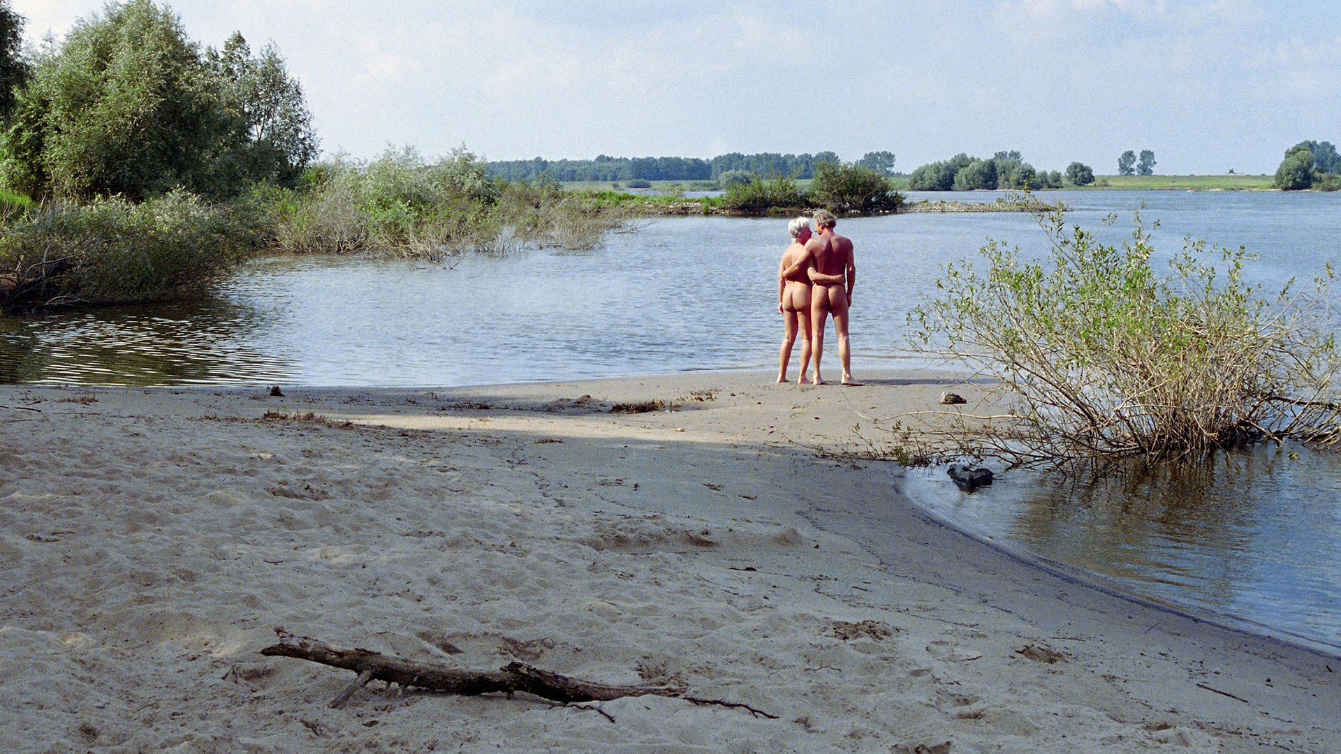 Naturism on the Elbe - naked couple on the Elbe beach